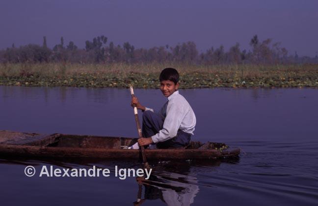 kashmir-lake-boy kashmir-lake-boy