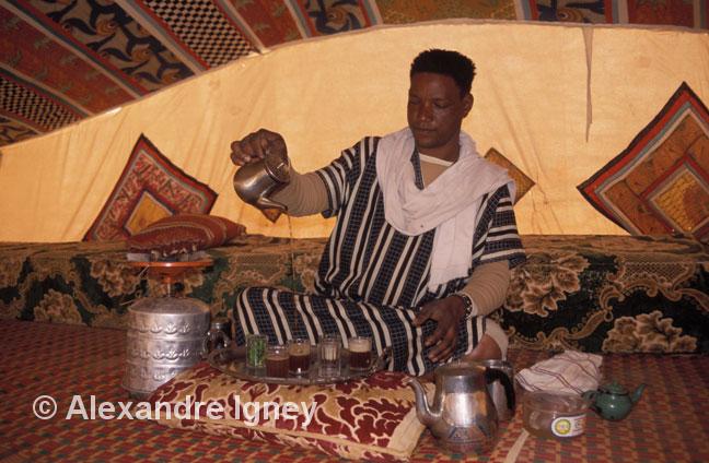 mauritania-tea-pourer