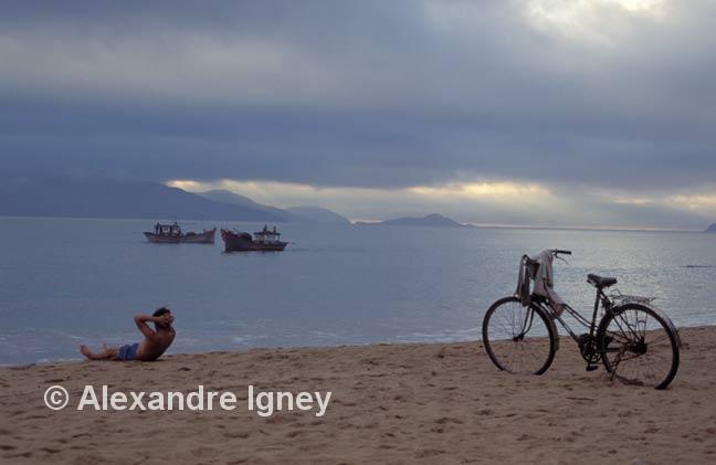 vietnam-beach-man vietnam-beach-man