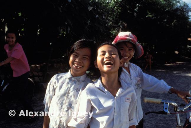 vietnam-school-girls vietnam-school-girls